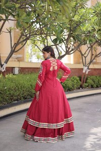Conjunto de Lehenga de Algodón Kora de Diseñador con Hilo Gamthi, Trabajo de Espejo Real y Shrug Gota Patti - Product Image 5