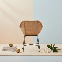 Chaise de salle à manger en rotin avec finition miel clair et pieds en métal noir mat, fauteuil écologique de style industriel pour hôtel