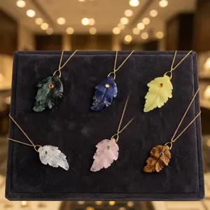 Collier pendentif en jaspe Kambaba naturel avec feuille en CZ rouge sculptée à la main, plaqué or 18 carats de haute qualité, en laiton anti-ternissement - Product Image 2
