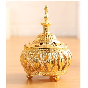 Set de Regalo de Incienso Oud Dorado Metálico al por Mayor con Tapa Floral, Contenedor de Resina y Cenicero de Reloj de Arena, Bandeja de Servicio con Asa de Alambre Esculpido - Product Image 3