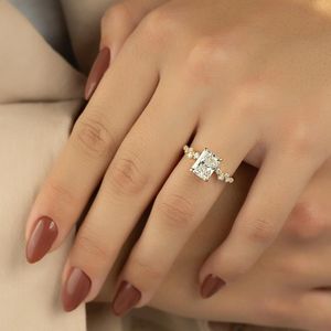 แหวนเพชรทรงรัศมี 1.00 กะรัต หรูหรา ผลิตในห้องปฏิบัติการ ทองคำแท้ 14K สำหรับผู้หญิง ของขวัญวันครบรอบแต่งงาน หรือของขวัญแทนคำมั่นสัญญา - Product Image 1