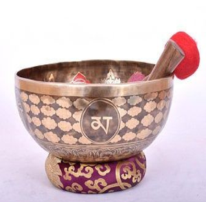 Cuenco tibetano de latón con incrustaciones intrincadas, con motivo de cruz dorje y símbolos sagrados, disponible a precios de mayorista. - Product Image 3