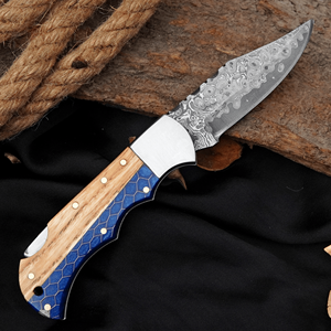 Navaja de bolsillo artesanal de acero al carbono con patrón, mango de madera con incrustaciones azules, orientación ajustable, acabado de alto brillo, cuero. - Product Image 1