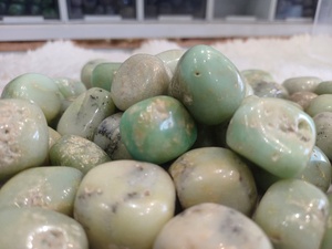 Piedra de lepidolita premium pulida con tonos lila suaves, superficie pulida lisa, forma redondeada, textura mineral distintiva - Product Image 1
