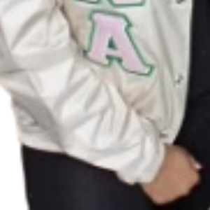 Chaqueta Bomber Blanca Satinada AKA con Letras Verdes de Chenilla Bordadas, Ropa de Moda para Mujeres de Hermandades - Product Image 4