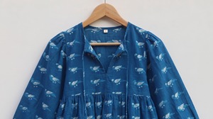 เสื้อทูนิคผ้าฝ้ายพิมพ์ลายบาติกสำหรับผู้หญิง สไตล์ลำลอง ลายดอกไม้ ไม่เป็นขุย เป็นมิตรกับสิ่งแวดล้อม ขายส่ง OEM สไตล์โบโฮ ผู้ผลิตจำนวนมากจากอินเดีย - Product Image 3