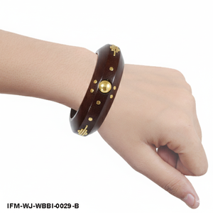 Bracelet artisanal en bois foncé avec incrustation en laiton, style bohème tribal géométrique - Product Image 6