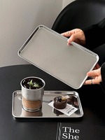Plateau de service décoratif de luxe en argent plaqué, avec gravure florale ornée, en métal traditionnel pour présentation sur table de mariage