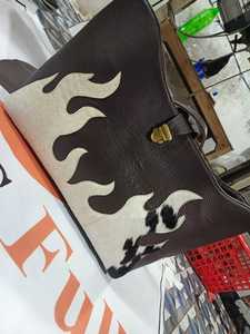 Sac à main en cuir véritable peint à la main avec motif flamme, sac à bandoulière vintage avec fermeture éclair pour le quotidien et les soirées - Product Image 4