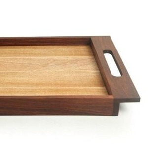 Plateau de service élégant en bois avec bordure foncée contrastante et base en bois naturel avec poignées découpées pratiques - Product Image 4