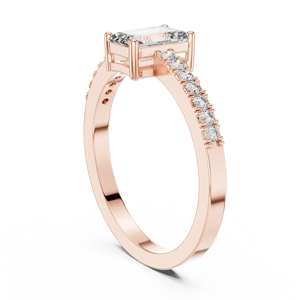 Anillo de Compromiso Art Deco con Moissanita Corte Esmeralda y Banda con Incrustaciones de Piedras en Oro Rosa sobre Acero Inoxidable - Product Image 2