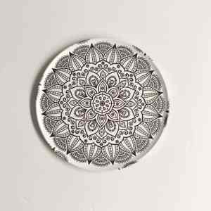 Conçue à des fins décoratives, cette assiette murale mandala colorée allie une esthétique contemporaine à des artisanats traditionnels. - Product Image 1