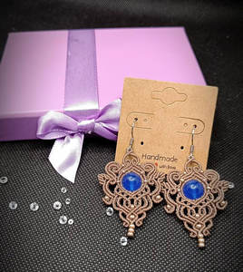 Pendientes Colgantes Bohemios de Macramé Chapados en Oro Vintage Hechos a Mano con Gema Azul, Joyería Artesanal, Caja de Regalo, Venta al por Mayor - Product Image 2