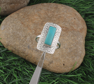 Bague Shree Jaipur en argent sterling 925 avec turquoise naturelle rectangulaire, sertie clos, texture martelée classique, forme bouclier plat, pour soirée - Product Image 6