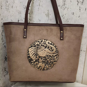 Sac fourre-tout bohème en daim taupe avec motif floral et éléphant en relief - Product Image 1