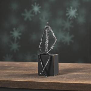 Sculpture de trois hommes en métal noir, idéale pour la décoration intérieure et les cadeaux d'occasion spéciale, provenant d'Inde. - Product Image 3