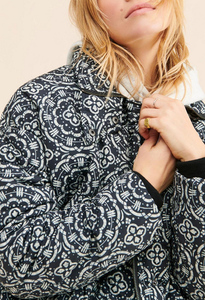 Veste matelassée imprimée haut de gamme OEM pour femme, coupe-vent personnalisée avec fermeture éclair et poches latérales, manteau pour femme - Product Image 3