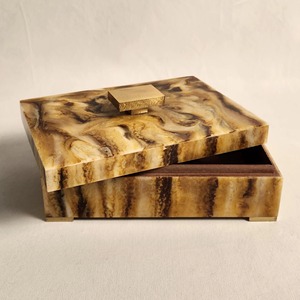 Caja de Resina, Esculturas Contemporáneas Hechas a Mano y Pintadas a Mano, Estatua de Gesto de Forma Irregular, Adornos de Resina con Pose de Amor y Paz - Product Image 5
