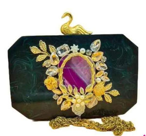 Bolso de mano con adornos de resina, cadena de latón, diseño de bordado único y refinado, acrílico de la India. - Product Image 2