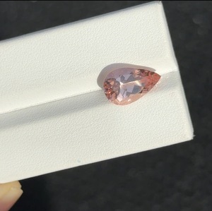 พลอยมอร์แกไนต์สีชมพูอมพีชทรงลูกแพร์ขนาด 14x9 มม. น้ำหนัก 4.02 กะรัต พร้อมการเปลี่ยนสีสำหรับทำจี้เครื่องประดับ - Product Image 4
