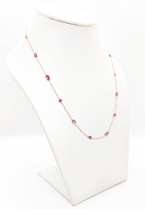 Collar con Zafiro Rosa Natural en Oro Amarillo Sólido de 18K – Cadena con Gema Rosa de Corte Pera Engastada en Bisel, Piedra de Nacimiento de Septiembre - Product Image 4