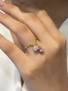 แหวนหมั้นและแหวนแต่งงานสไตล์คลาสสิกสำหรับเธอ ทำจากทองคำขาว 18K ประดับเพชรทรงหยดน้ำสีชมพูแฟนซีและเพชรทรงกลมเพาะเลี้ยงในห้องปฏิบัติการ ได้รับการรับรองจาก IGI - Product Image 1