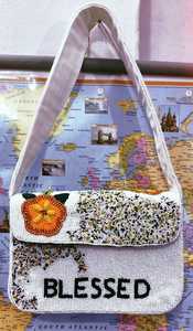 Sac à main perlé fait main avec motif floral et texte bénéfique, forme rectangulaire, base en coton, objet d'art de collection - Product Image 6