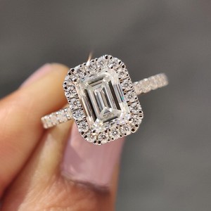 Anillo Clásico Halo con Moissanita Corte Esmeralda de 1.5CT, Brillante, Plata de Ley 925 Original, Regalo de Aniversario o Promesa para Amigos - Product Image 1
