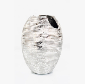 Jarrón Metálico Plateado Texturizado con Diseño Recortado - Contenedor Ovalado Moderno para Decoración Interior Contemporánea y Adorno de Lujo para Estantes - Product Image 1