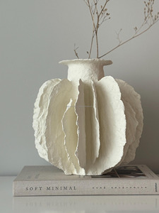 Jarrón de Papel Maché Blanco Medio, Diseño Único de Pétalos, Estilo Art Deco, Ecológico, Multifuncional, Escultura Hecha a Mano, Decoración para el Hogar - Product Image 5