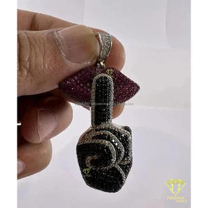 Colgante de Puño con Incrustaciones de Lujo, Elaborado en Plata de Ley 925 con Moissanita Negra y Blanca - Product Image 4