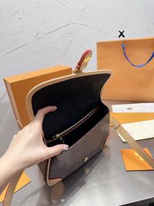 Bolsa Deportiva Impermeable de Piel Sintética de Lujo, Moderna, para Mujer, Diseño de Invierno - Product Image 2