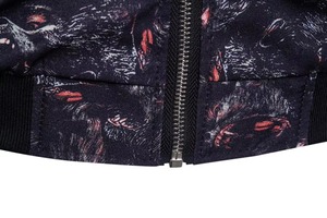 Blouson bomber homme noir et rouge à imprimé graphique, streetwear personnalisé, fermeture éclair, léger, mode, vêtements d'extérieur OEM, sublimation - Product Image 3