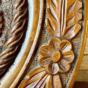 Plateau en bois gravé de style vintage, idéal pour offrir en cadeau, pour l'accueil des invités, la présentation et comme vaisselle décorative élégante - Product Image 4
