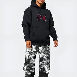 Sudadera con Capucha Negra con Parche de Letras Góticas, Estilo Urbano, Personalizable con Logotipo, Fabricante OEM/ODM, Proveedor Mayorista de Ropa - Product Image 4