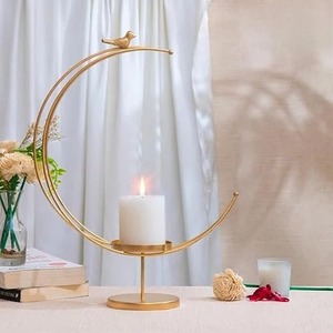 Porte-bougie pilier en aluminium/fer, fait main, écologique, en forme de lune dorée, avec motif de volutes courbes, noir - Product Image 1