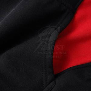 เสื้อฮู้ดบล็อกสีแดงดำสำหรับผู้ชาย ทรงปกติ มีกระเป๋าโลโก้ด้านหน้า เสื้อคลุมลำลองผ้าฟลีซสำหรับฤดูหนาว ผลิตจากผ้าฝ้าย 100% - Product Image 5