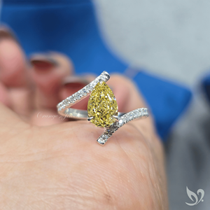Anillo de Diamante Amarillo Corte Pera Certificado por IGI, 1.52 Ct, Amarillo Intenso Fantasía, Anillo de Compromiso Abierto, Oro de 10K - Product Image 5