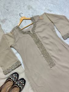 Robe traditionnelle indienne et pakistanaise beige brodée avec des perles, longueur cheville, pour femme, tenue de mariage, coupe ample, en rayonne - Product Image 6