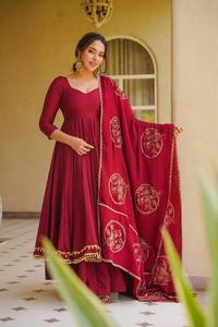 Presentando el nuevo traje Anarkali de diseñador en material de seda romana con un estilo elegante y moderno. - Product Image 2