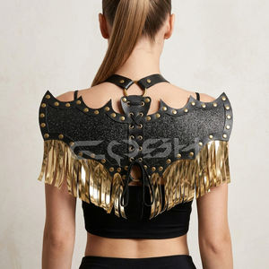 Arnés de Cuero Estilo Gótico con Alas de Murciélago, Flecos Dorados y Detalles Tachonados - Product Image 2