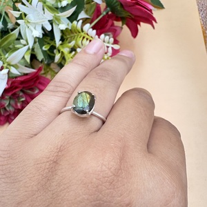 Bague en labradorite naturelle effet feu, faite à la main, en laiton plaqué argent, sertie de pierres précieuses, tendance, unisexe - Product Image 5