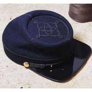 Gorro de lana azul de estilo vintage, similar al gorro de la Unión de la era de la Guerra Civil Americana, comúnmente conocido como un kepi. - Product Image 4