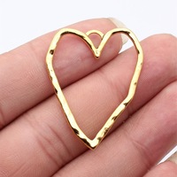 Colgante de Corazón Abierto Texturizado de 39x31mm en Aleación de Zinc Plateado Antiguo para Recuerdo de Ramo de Novia