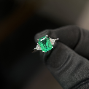 Bague de fiançailles Provence GRG pour homme, diamant taille émeraude 2,0 carats, sertissage clos, or blanc 14 carats, pierres latérales rondes, certifiée IGI - Product Image 5