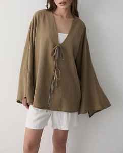 เสื้อเชิ้ตผู้หญิงสไตล์วินเทจน่ารัก ผ้าลินิน 100% แบบไม่ทอ ย้อมสีพื้น ทรงห่อ คอวี ผูกเชือก แขนยาว ทรงหลวม - Product Image 3