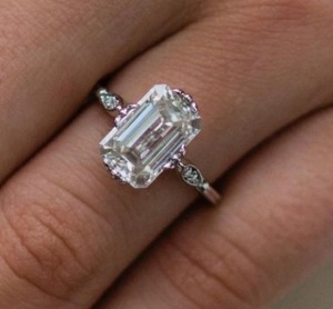 Anillo Solitario de Diamante Blanco Esmeralda de Aniversario, Joyería de Plata Esterlina para Ella, Diseño Clásico, Regalo Romántico, Cómodo - Product Image 1