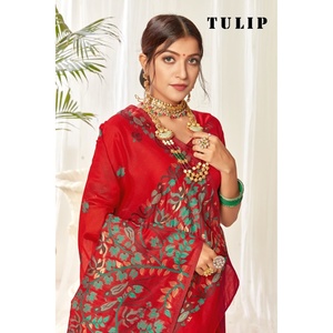 Sari en lin et coton Tulip avec large bordure et pallu à motifs de perroquets et de fleurs - Product Image 2