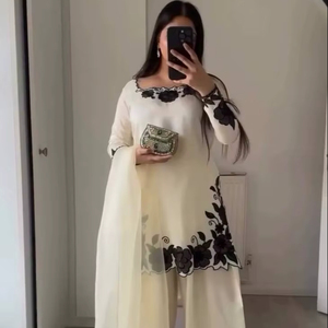 Elegante Set Kurti Bianco in Seta <span class=keywords><strong>Fendi</strong></span> Ricamata con <span class=keywords><strong>Pantaloni</strong></span> Farshi e Dupatta - Product Image 1