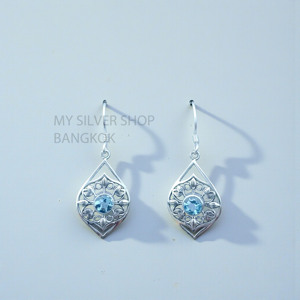 Boucles d'oreilles pendantes en argent sterling 925, design œil ajouré, serties de topaze bleue taille ronde, vente en gros - Product Image 1